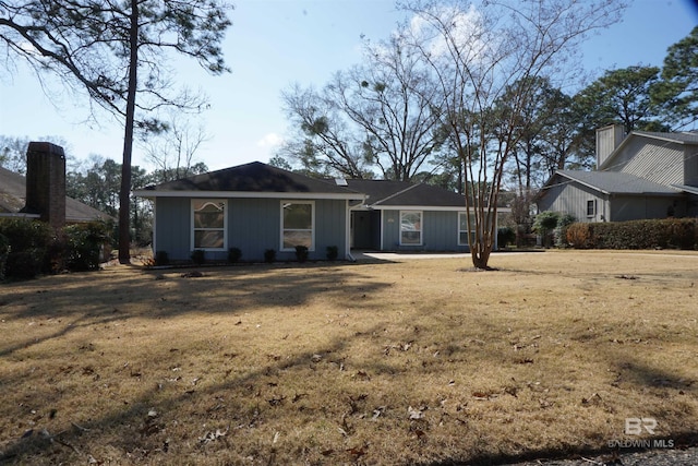 view of front facade featuring a front yard