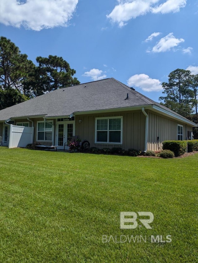 view of front of home featuring a front yard