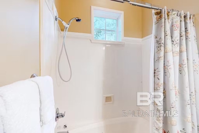 bathroom featuring shower / bath combo