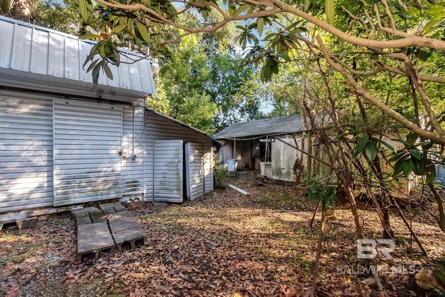 view of yard with an outbuilding