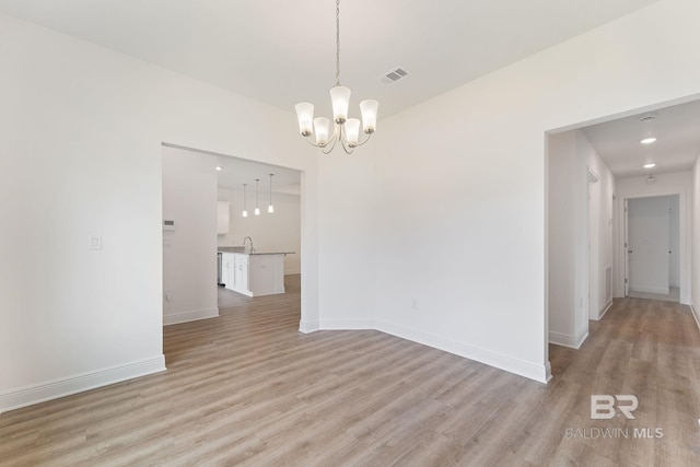 1819 Mary Jane Dr, Bay Minette, AL 36507 - spare room featuring visible vents, a sink, baseboards, a notable chandelier, and light wood-style flooring