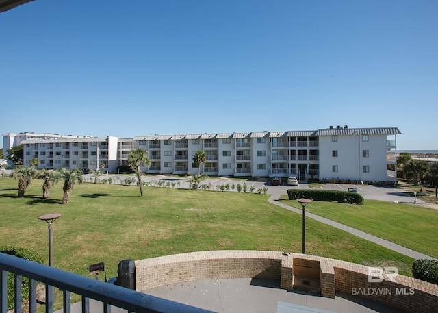 view of property's community featuring a yard