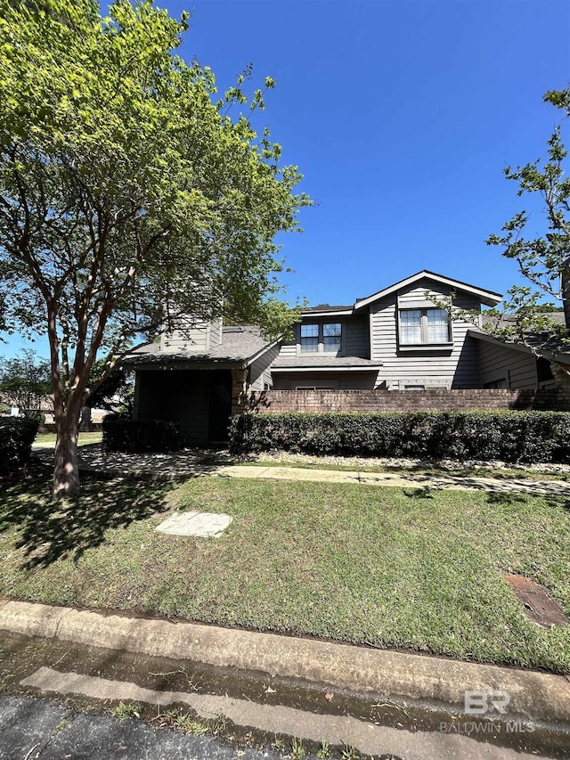 view of front of house featuring a front lawn