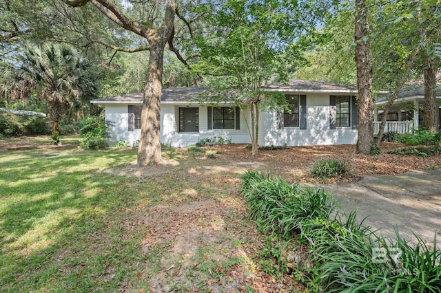 single story home featuring brick siding and a front yard