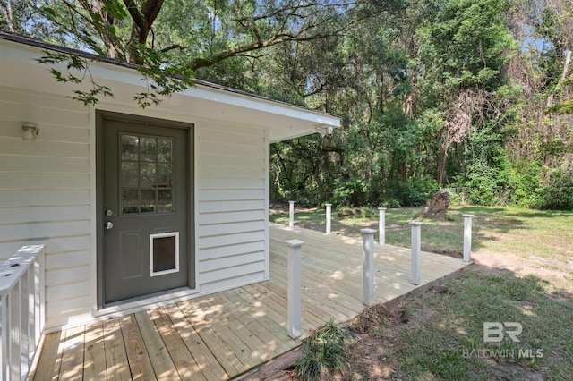 property entrance featuring a deck