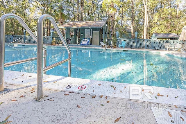 view of swimming pool