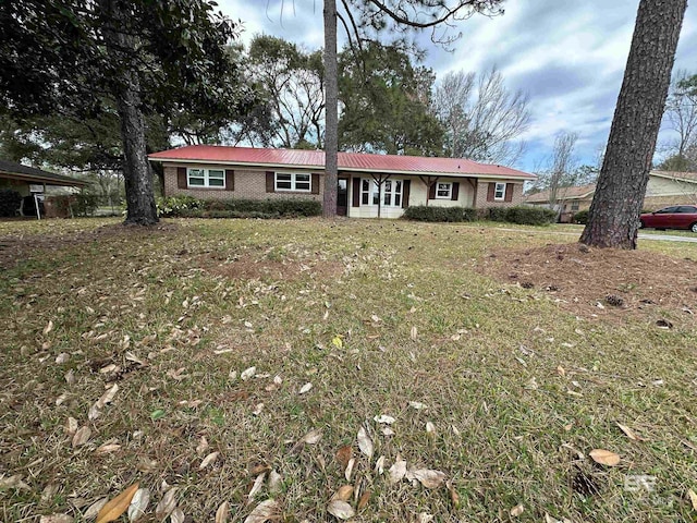 single story home with a front lawn