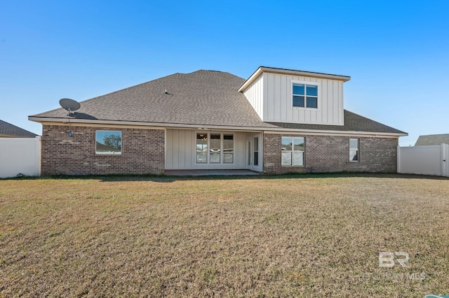 view of front facade with a front yard