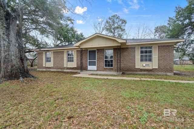 ranch-style house featuring a front lawn