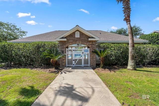 view of front facade featuring a front yard