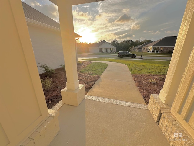 view of yard at dusk