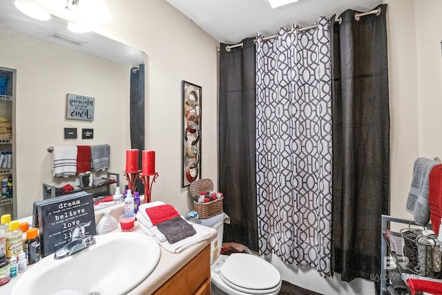 full bath featuring visible vents, toilet, vanity, and a shower with shower curtain