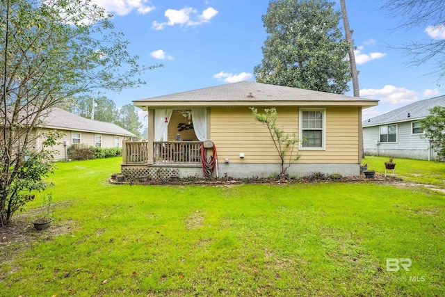 view of front of house featuring a front lawn