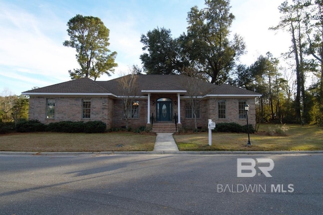 single story home with a front lawn