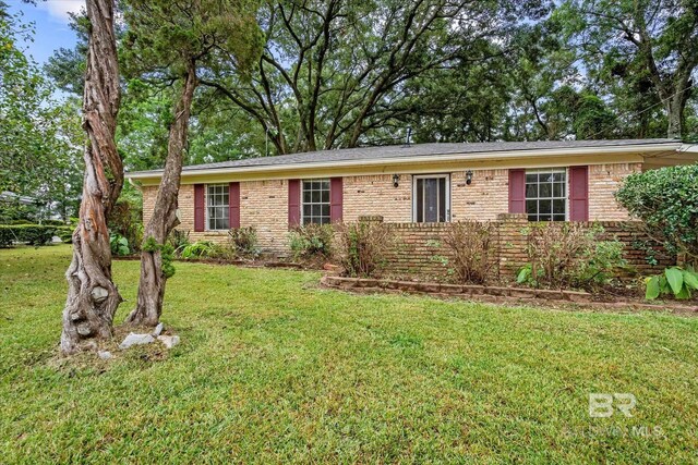 single story home with a front lawn