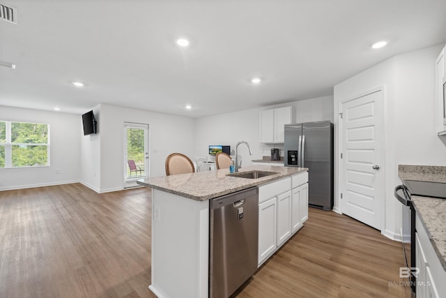 1149 Hayward Loop, Foley, AL 36535 - kitchen featuring stainless steel appliances, a sink, light wood-style flooring, a kitchen island with sink, and recessed lighting