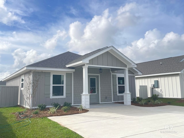 view of front of property with a front yard