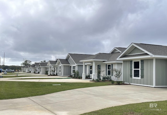 view of front of property featuring a front lawn