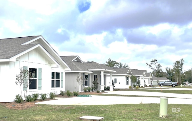 view of front facade with a front yard