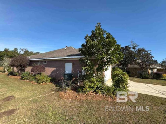 view of side of property featuring a lawn