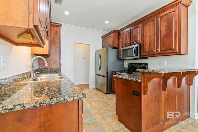 kitchen with stainless steel appliances, a peninsula, a sink, ornamental molding, and a kitchen bar