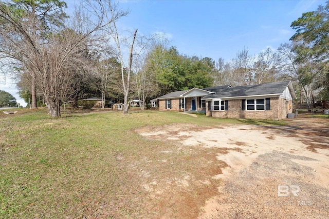 view of front facade with a front lawn