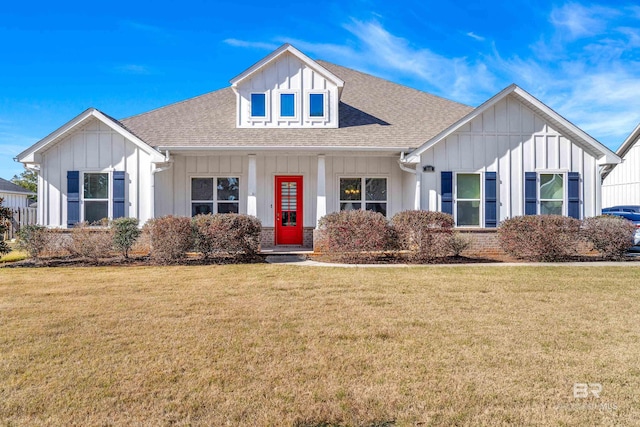 view of front of property featuring a front yard and a porch