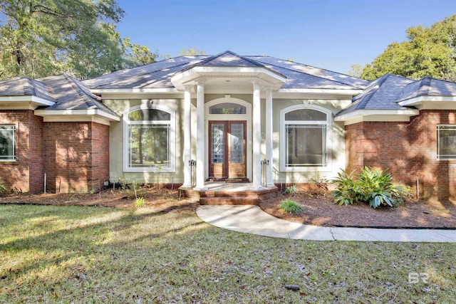 view of front of house featuring a front lawn