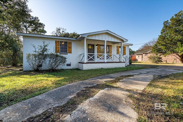 view of front facade featuring a porch and a front yard