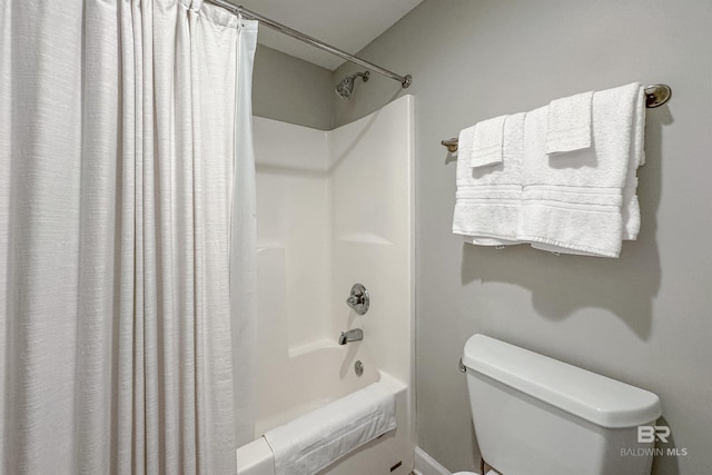 bathroom featuring toilet and shower / bath combo