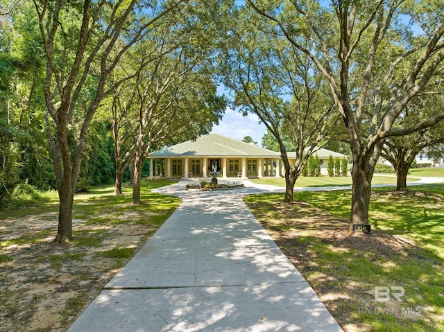 view of front of house featuring a front yard