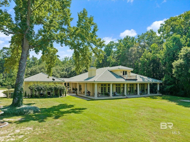 view of front facade with a front yard