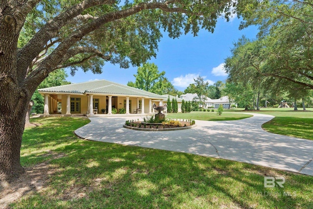 view of front of property featuring a front lawn