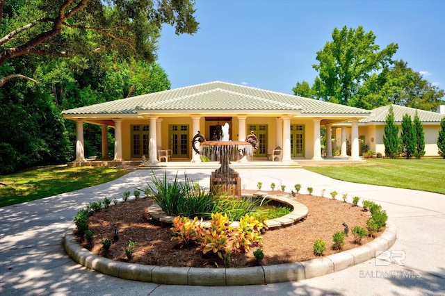 view of front of property with a front lawn