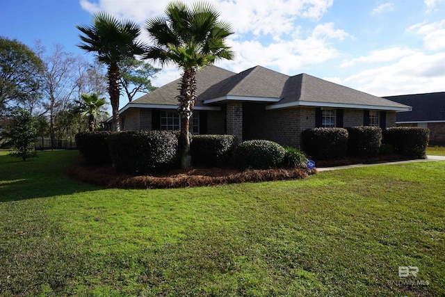 single story home with a front lawn