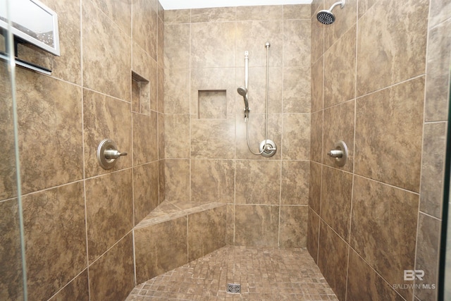 bathroom featuring tiled shower