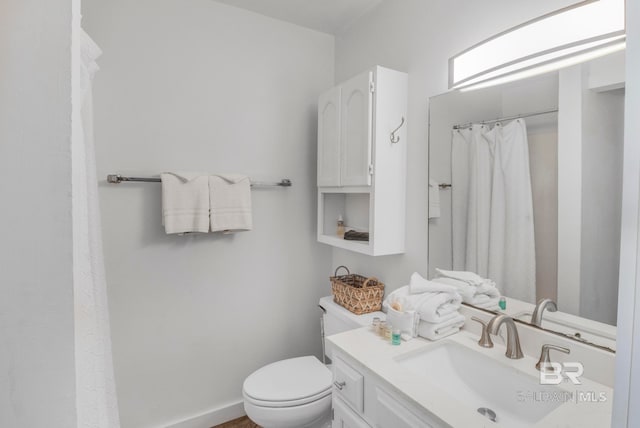 bathroom featuring a shower with curtain, vanity, and toilet