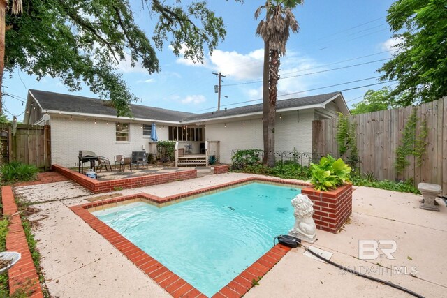 1 Elizabeth Pl, Mobile, AL 36606 - view of swimming pool featuring a patio area and a fenced backyard