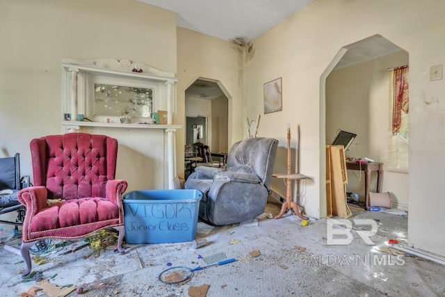 1310 Hercules St, Mobile, AL 36603 - living area with arched walkways