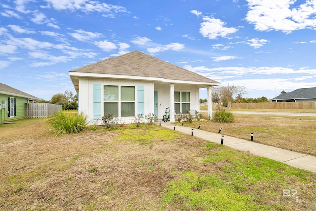 view of front of home featuring a front yard