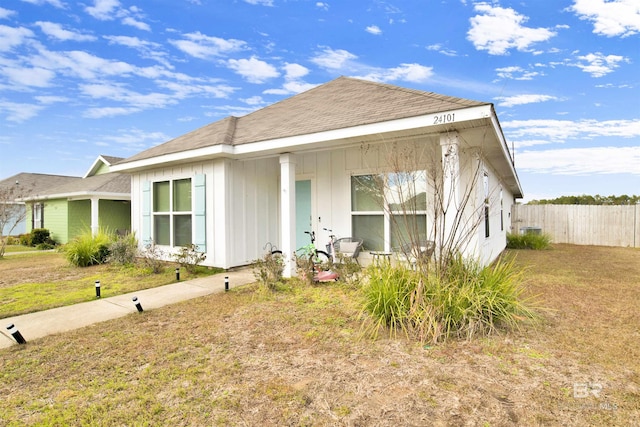 view of front of house with a front lawn