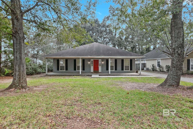 ranch-style house with a front yard