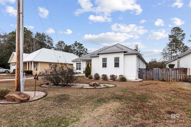 view of front of property with a front yard