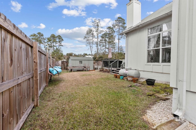 view of yard featuring a storage shed