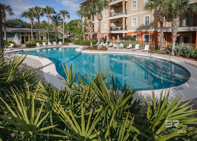 view of swimming pool