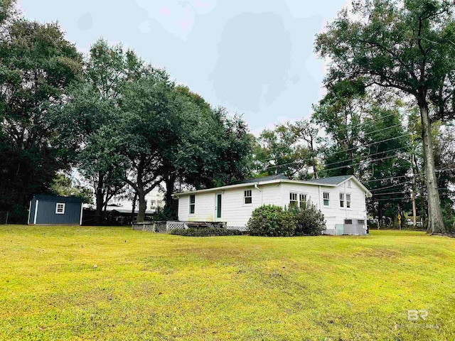 view of yard with a storage shed