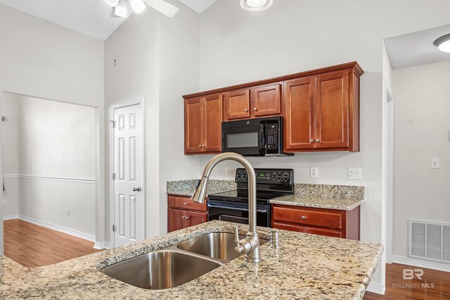 421 Collinwood Loop, Foley, AL 36535 - kitchen with visible vents, a sink, black appliances, and wood finished floors
