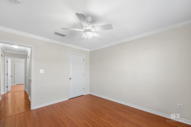 unfurnished bedroom featuring ceiling fan, a textured ceiling, light hardwood / wood-style flooring, and ornamental molding