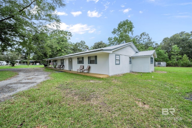 single story home featuring a front lawn