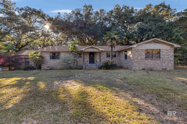 ranch-style house featuring a front yard